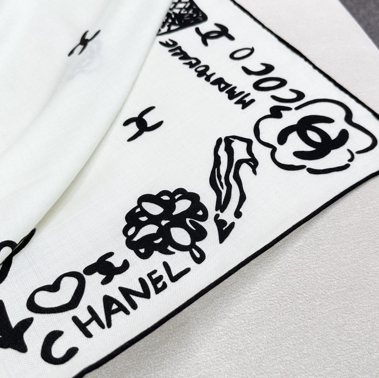 Chanel 15。~新款【140顶级丝毛双面同色印花】由各种香水瓶、山茶花、双C等香家原素组合而成极简