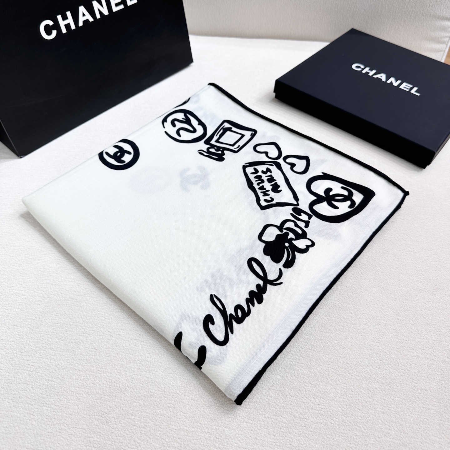 Chanel 15。~新款【140顶级丝毛双面同色印花】由各种香水瓶、山茶花、双C等香家原素组合而成极简