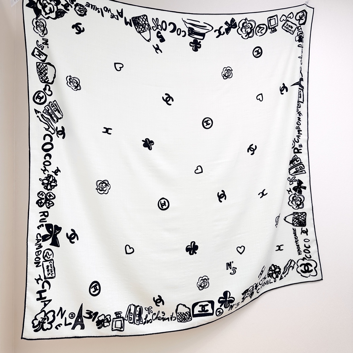 Chanel 15。~新款【140顶级丝毛双面同色印花】由各种香水瓶、山茶花、双C等香家原素组合而成极简