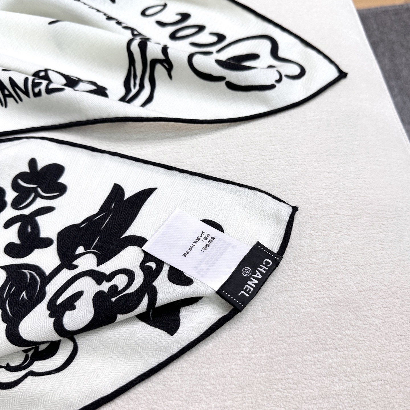 Chanel 15。~新款【140顶级丝毛双面同色印花】由各种香水瓶、山茶花、双C等香家原素组合而成极简