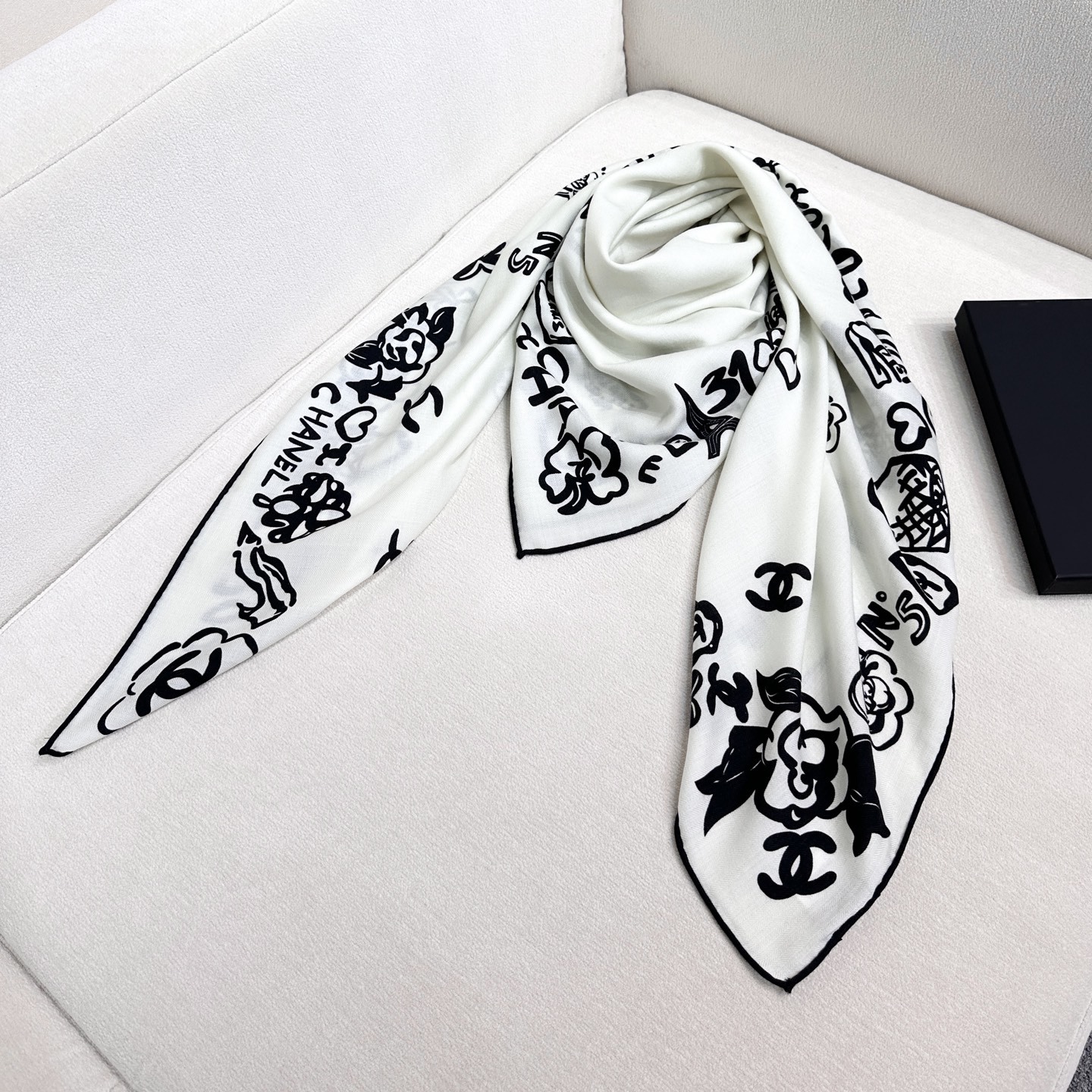 Chanel 15。~新款【140顶级丝毛双面同色印花】由各种香水瓶、山茶花、双C等香家原素组合而成极简