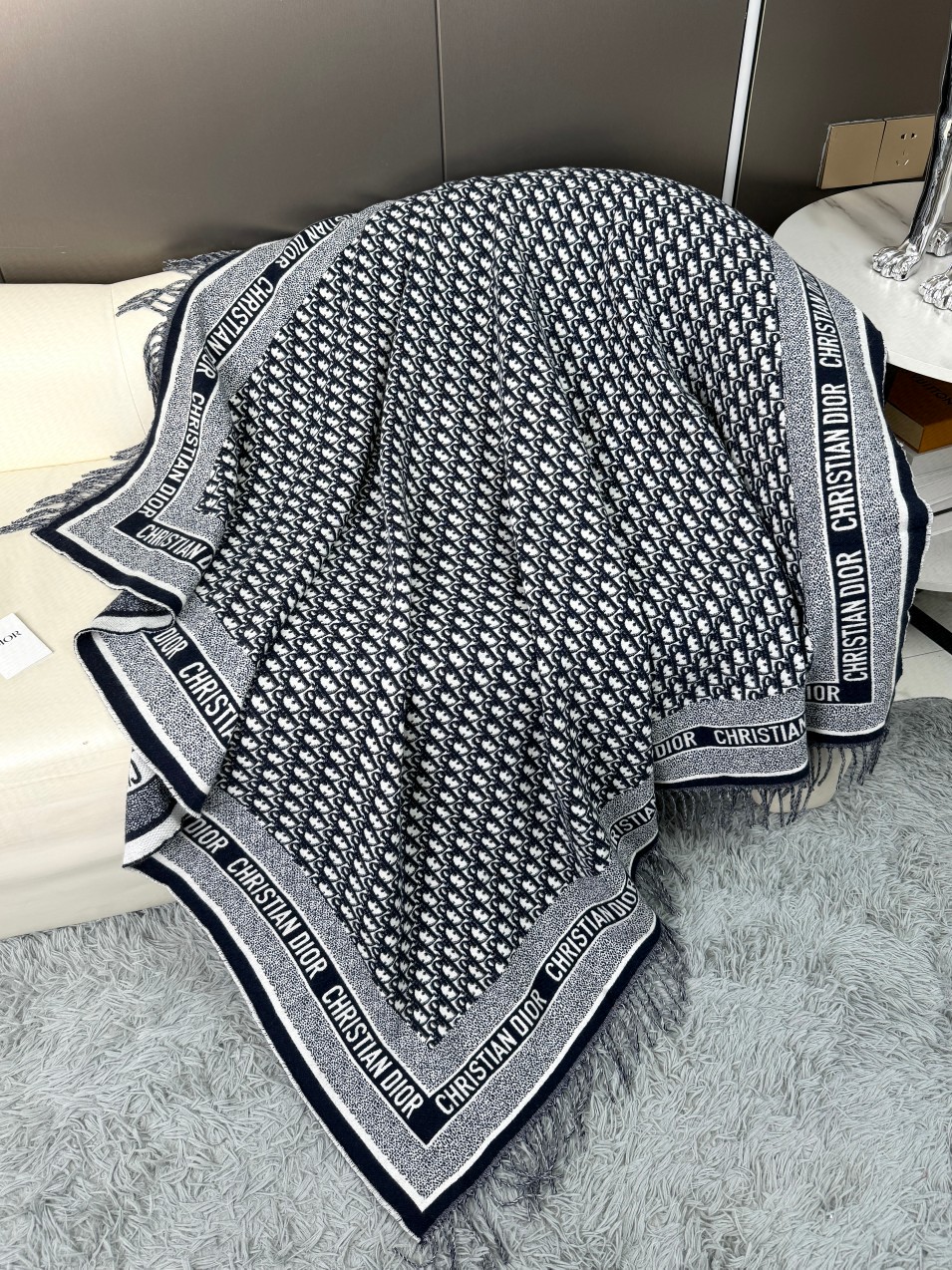 ✔️Dior新款围巾披肩这款深蓝色羊毛和兔毛围巾采用标志性的 Dior Oblique 印花/刺绣图案装