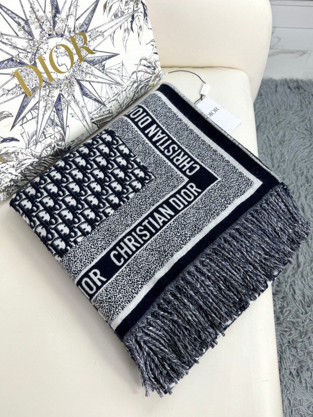 ✔️Dior新款围巾披肩这款深蓝色羊毛和兔毛围巾采用标志性的 Dior Oblique 印花/刺绣图案装