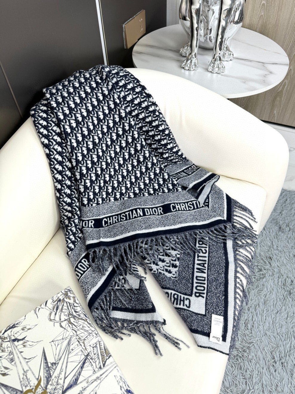 ✔️Dior新款围巾披肩这款深蓝色羊毛和兔毛围巾采用标志性的 Dior Oblique 印花/刺绣图案装