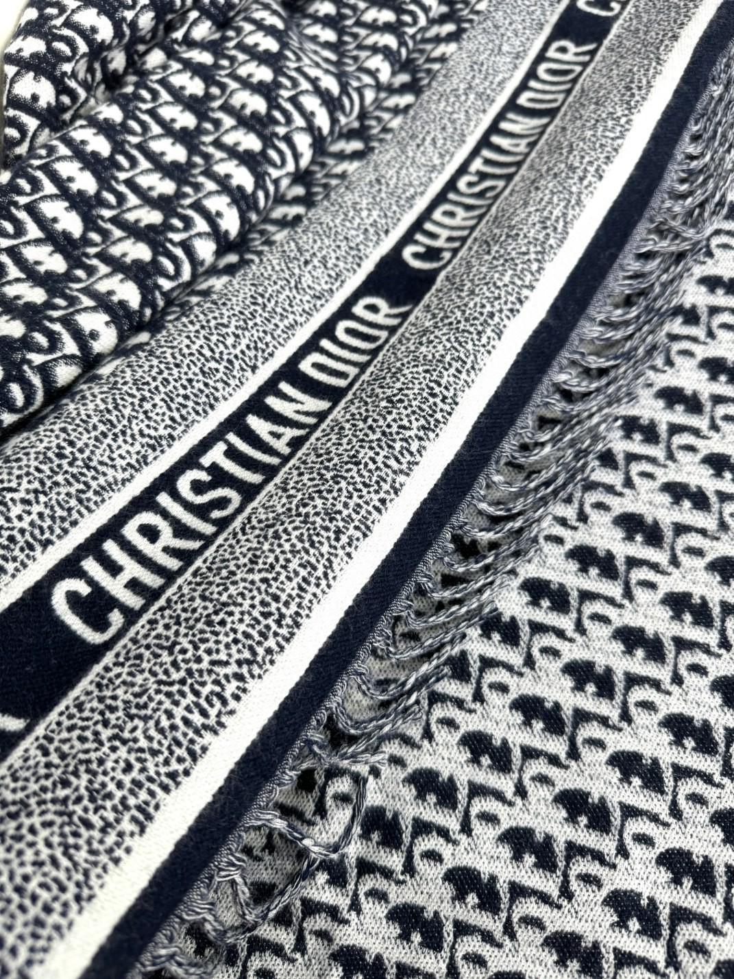 ✔️Dior新款围巾披肩这款深蓝色羊毛和兔毛围巾采用标志性的 Dior Oblique 印花/刺绣图案装