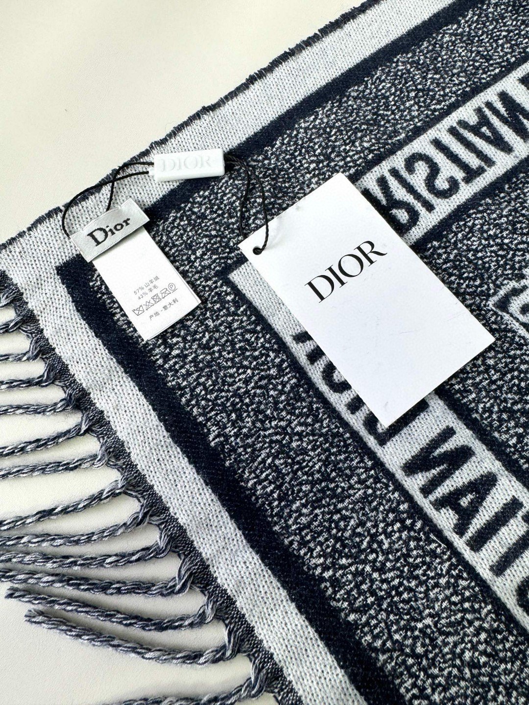 ✔️Dior新款围巾披肩这款深蓝色羊毛和兔毛围巾采用标志性的 Dior Oblique 印花/刺绣图案装