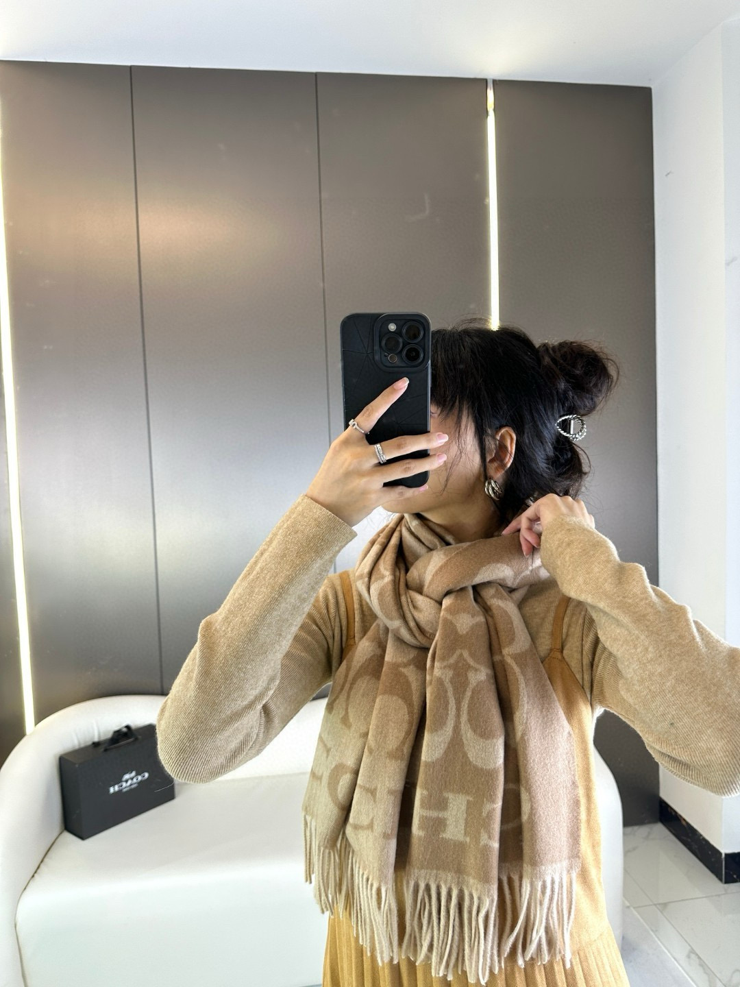 NO:554387,Coach new styles have arrived!  Coach is a hit!  The three-color shawl is so pretty!  It not only has good looks but also quality, 97 wool + 3 cashmere, it feels super soft and comfortable, the size is 195×53cm, the overall width is okay, it can be regarded as a small shawl. The front and back are made of complementary colors, one side has a dark logo with a light base, and the other side has the opposite color. This is a must-have scarf for autumn and winter!  high version scarf,high version scarf,coach,coach,shawls19860909蔻驰 新款到！Coach爆款！三色披肩也太好看了吧！不仅有颜值还有品质,97羊毛+3羊绒,手感超级软糯和舒服,尺寸195×53cm,整体宽度还可以,算是个小披肩.正反面做的互补色,一面是深色logo搭配浅色底,另一面是相反色,秋冬围巾一定要冲这一条！高版本围巾,高版本围巾,coach,coach,shawls,scarf