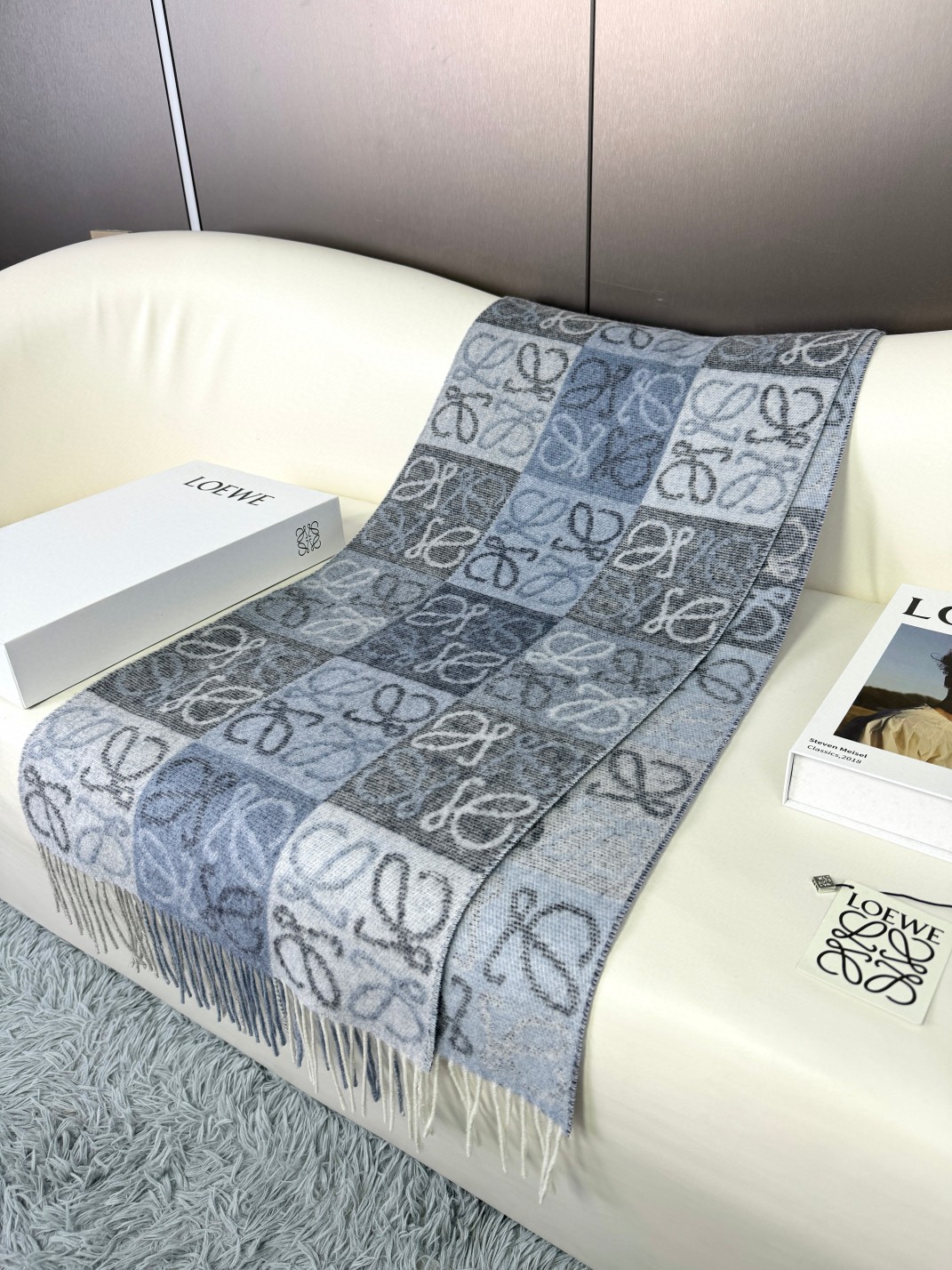 价优版本。品名: 新双色棋盘格面料：羊毛➕羊绒尺寸：40*180（不含须）颜色： 冰川蓝 米色高级莫迪兰