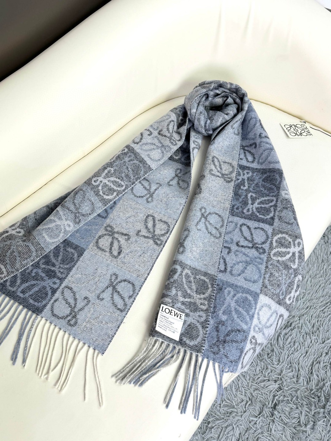 价优版本。品名: 新双色棋盘格面料：羊毛➕羊绒尺寸：40*180（不含须）颜色： 冰川蓝 米色高级莫迪兰