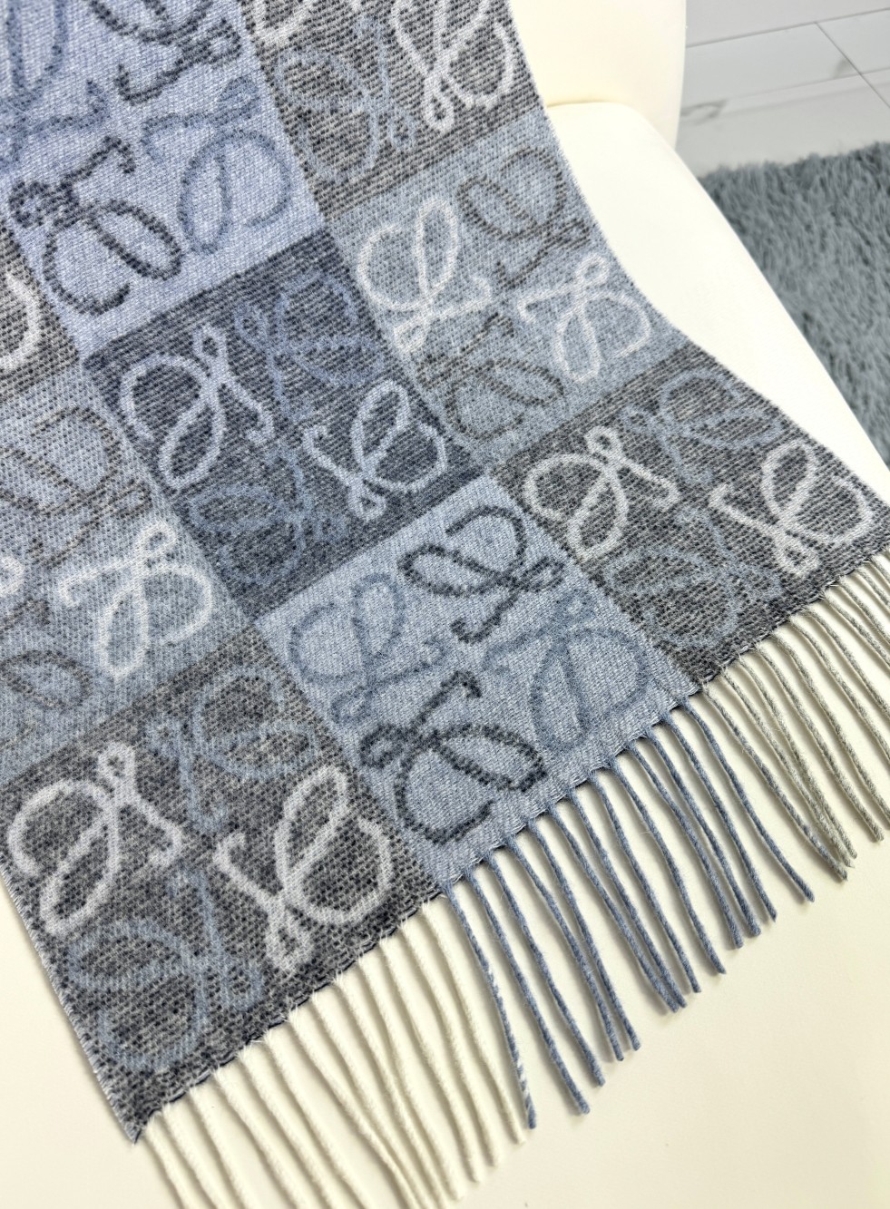 价优版本。品名: 新双色棋盘格面料：羊毛➕羊绒尺寸：40*180（不含须）颜色： 冰川蓝 米色高级莫迪兰