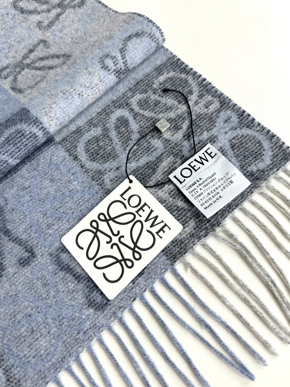 价优版本。品名: 新双色棋盘格面料：羊毛➕羊绒尺寸：40*180（不含须）颜色： 冰川蓝 米色高级莫迪兰