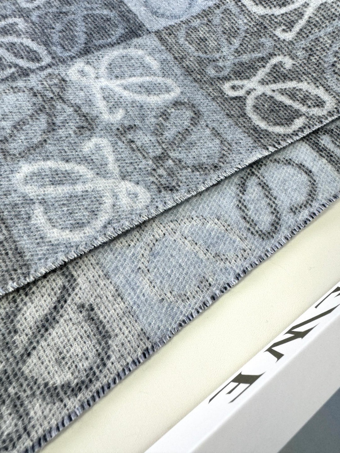 价优版本。品名: 新双色棋盘格面料：羊毛➕羊绒尺寸：40*180（不含须）颜色： 冰川蓝 米色高级莫迪兰