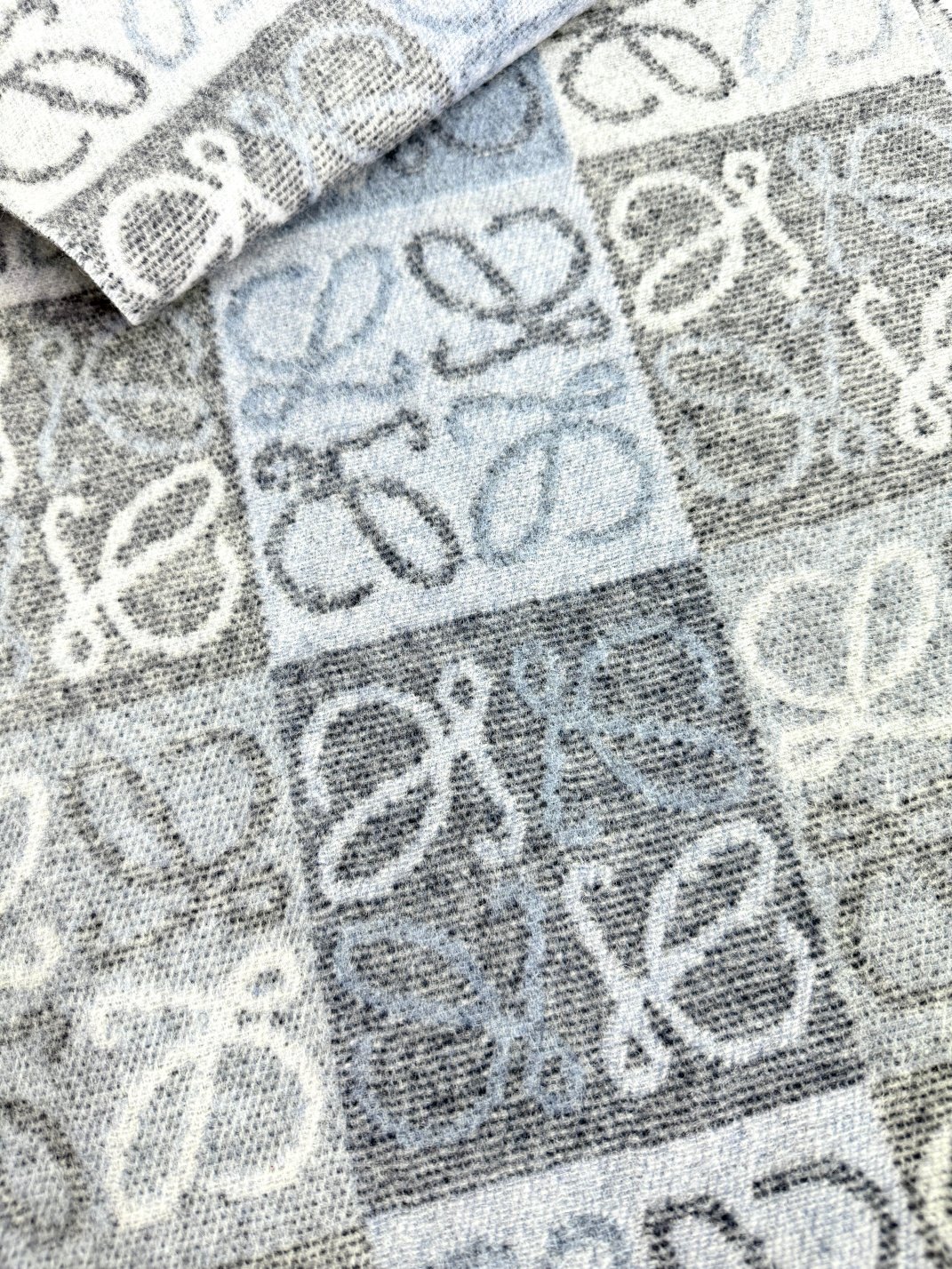 价优版本。品名: 新双色棋盘格面料：羊毛➕羊绒尺寸：40*180（不含须）颜色： 冰川蓝 米色高级莫迪兰