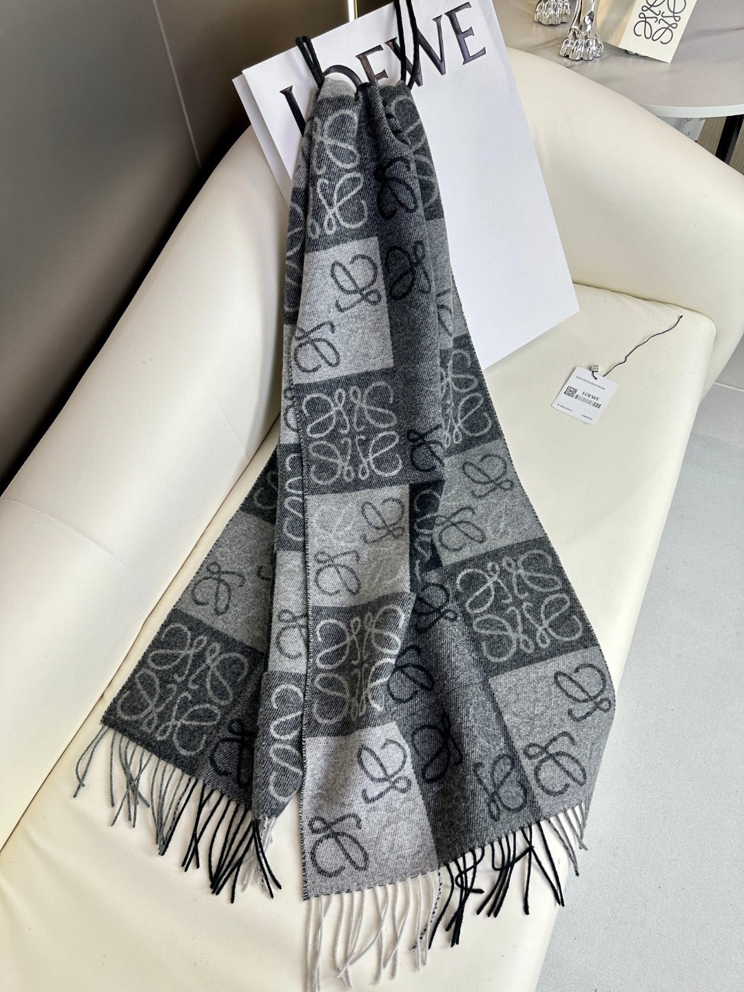 价优版本品名: 新双色棋盘格面料:羊毛➕羊绒尺寸:40*180(不含须)颜色: 灰色全新升级色纺织造 色