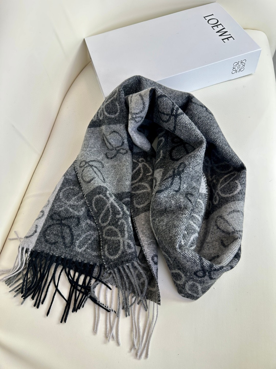 价优版本品名: 新双色棋盘格面料:羊毛➕羊绒尺寸:40*180(不含须)颜色: 灰色全新升级色纺织造 色