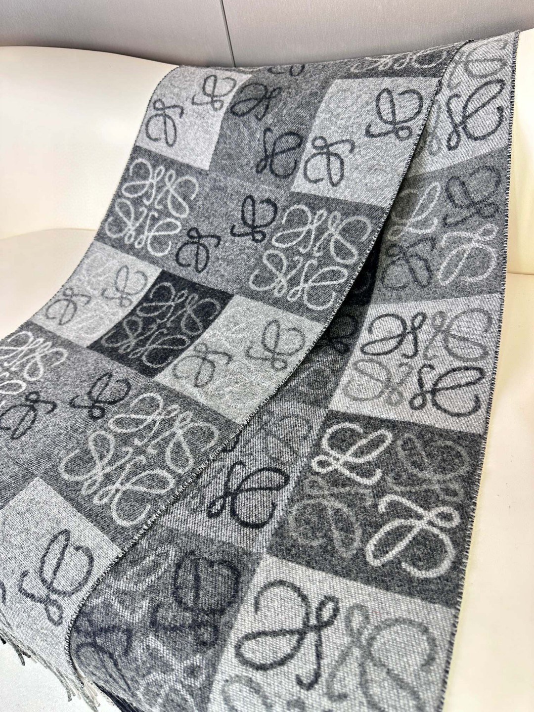 价优版本品名: 新双色棋盘格面料:羊毛➕羊绒尺寸:40*180(不含须)颜色: 灰色全新升级色纺织造 色