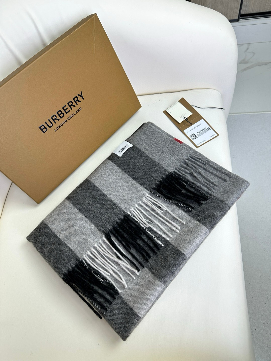 爆款巴宝莉经典大格子大披肩，人手必备，专柜最新小白标～吊牌齐全，非市场便宜货，经典专柜补单流出！极品殿堂