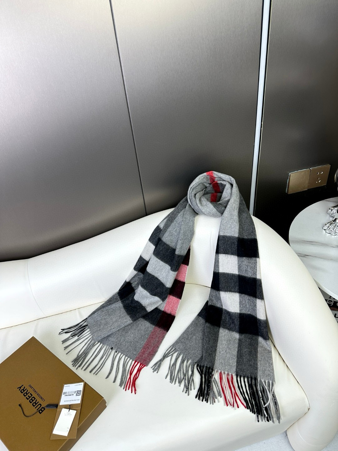 爆款巴宝莉经典大格子大披肩，人手必备，专柜最新小白标～吊牌齐全，非市场便宜货，经典专柜补单流出！极品殿堂
