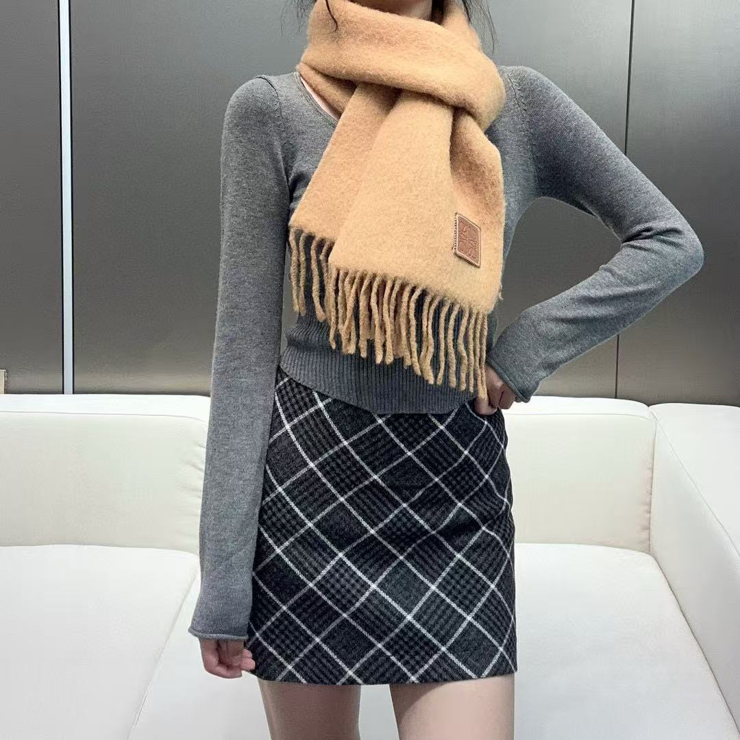 NO:554408,[Loewe’s super beautiful new mohair scarf!  Highly recommended to buy!  】Good quality goods!  Luo Yiwei’s main mohair scarf ~ it is said that it is very difficult to buy!  !  I typed it many times!  Finally shipped, closest to the original version, no pressure in and out of the counter, the workmanship is very exquisite and substantial, and our price is really worth it!  The biggest feeling of this scarf is that it is super soft and comfortable, and has a very airy and fluffy feel!  !  !  The texture unique to mohair’s special craftsmanship is really beautiful!  The quantity is limited, and there is no guarantee that it will be available at any time. As long as the economy allows, you can take whatever you want!  !  Crazy but not picky, crazy temperament!  Whoever surrounds you has temperament!  !  I really hope you don’t miss this style. 23*185225g50 mohair 48 wool 2 nylon high version scarf, high version scarf, loewe, loewe19860909【Loewe超美新款马海毛围巾！超级推荐入手！】质感好货！罗意威主打的马海毛围巾~据说超难买哦！！打了好多次版！终于出货 最接近原版 进出专柜无压力做工非常精致,很有分量,我们的价格真的超级值！这个围巾最大的感触就是:超级柔软舒服,并且很有空气蓬松感！！！马海毛特殊工艺特有的质感真的太美了！数量有限,不保证随时有货~只要经济允许,任意收！！狂不挑人,狂气质！谁围谁有气质！！真的希望大家不要错过这样的款式. 23*185225g50马海毛 48羊毛2锦纶高版本围巾,高版本围巾,loewe,loewe,scarf