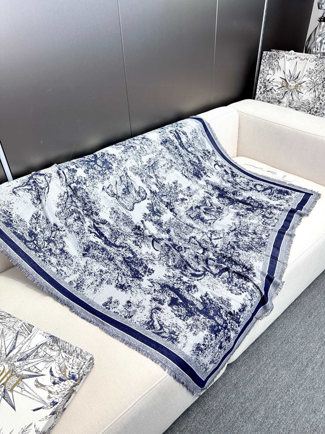 ▪️气质出众的不得了！Dior的稀有限量设计】这款属于我声嘶力竭推荐新朋友老朋友都要收，高级的特殊面料质