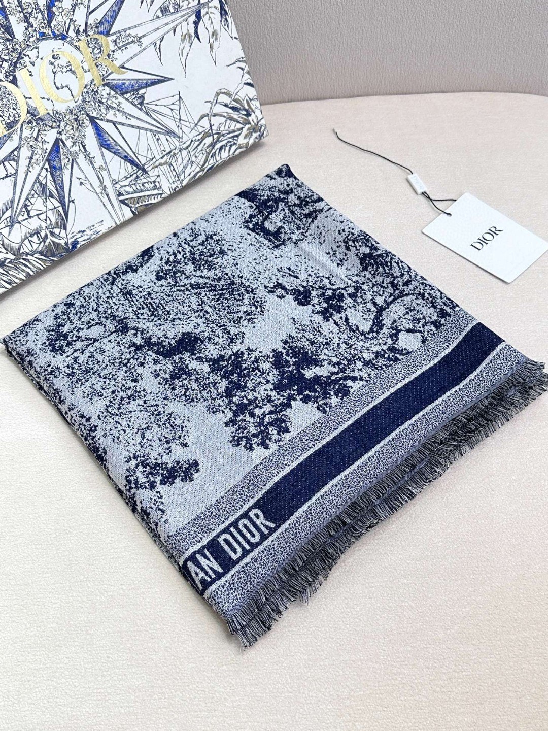 ▪️气质出众的不得了！Dior的稀有限量设计】这款属于我声嘶力竭推荐新朋友老朋友都要收，高级的特殊面料质