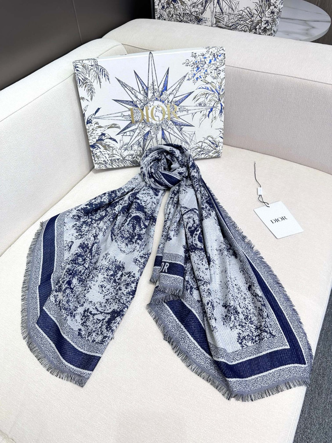 ▪️气质出众的不得了！Dior的稀有限量设计】这款属于我声嘶力竭推荐新朋友老朋友都要收，高级的特殊面料质