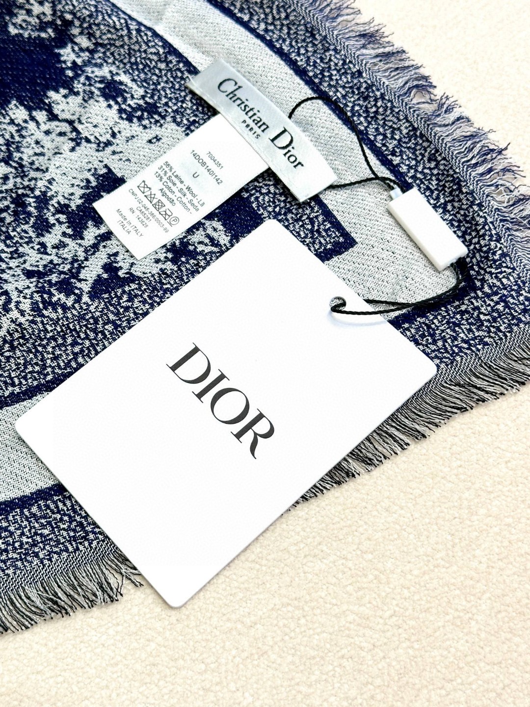 ▪️气质出众的不得了！Dior的稀有限量设计】这款属于我声嘶力竭推荐新朋友老朋友都要收，高级的特殊面料质