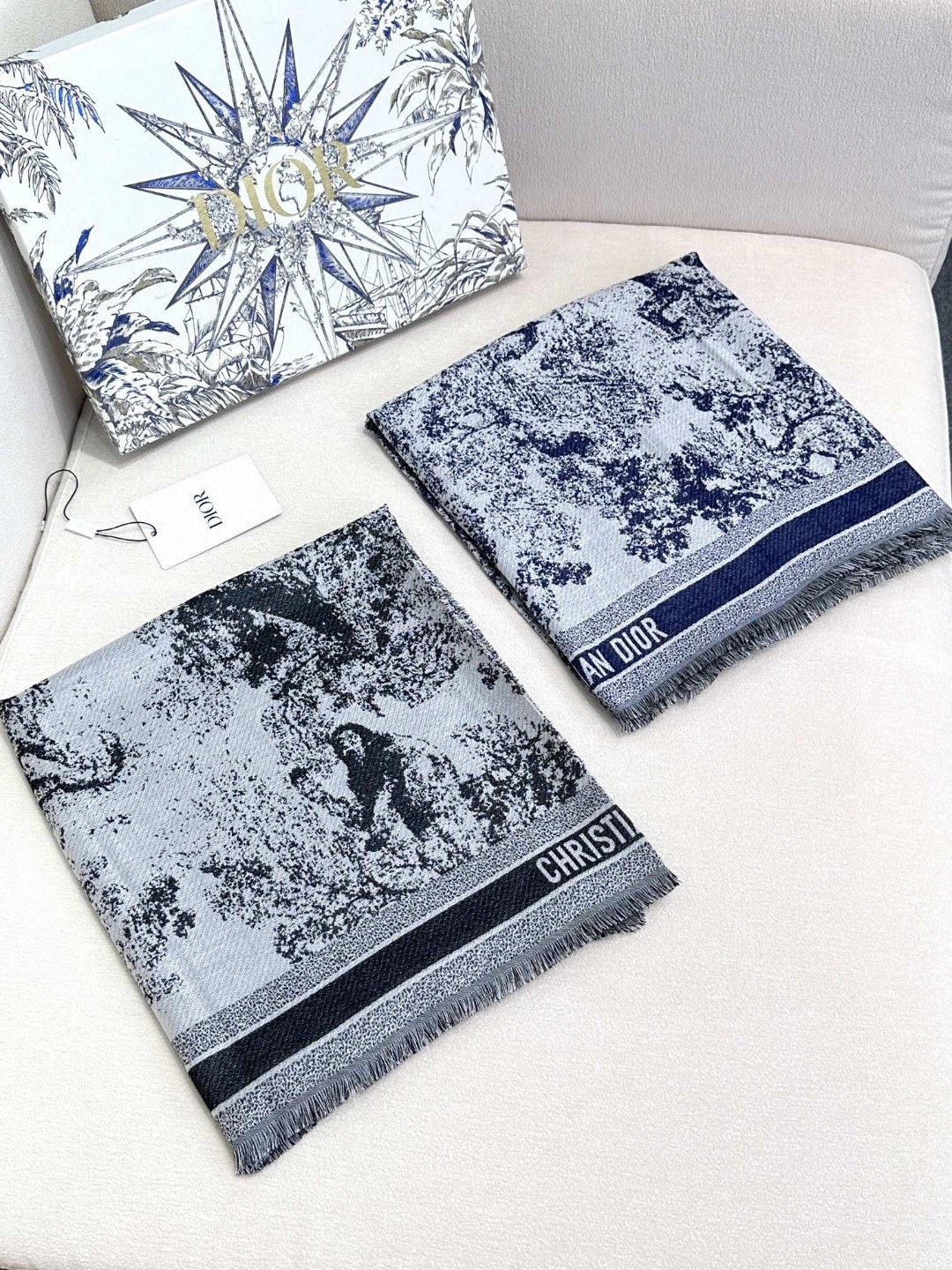 ▪️气质出众的不得了！Dior的稀有限量设计】这款属于我声嘶力竭推荐新朋友老朋友都要收，高级的特殊面料质