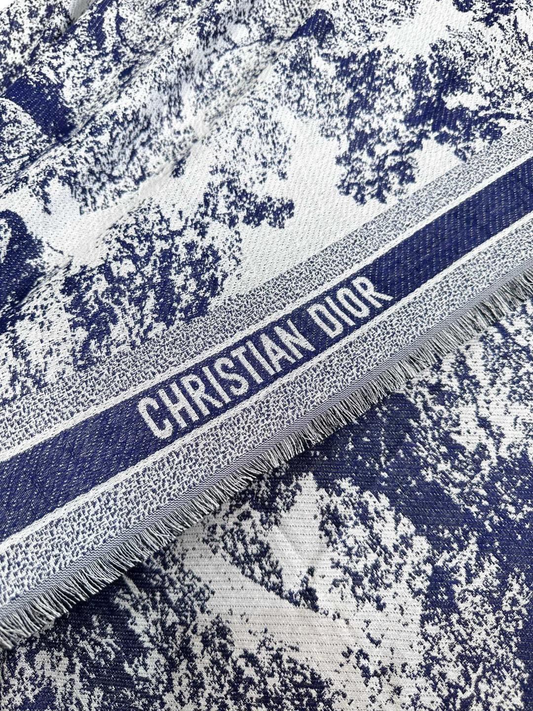 ▪️气质出众的不得了！Dior的稀有限量设计】这款属于我声嘶力竭推荐新朋友老朋友都要收，高级的特殊面料质