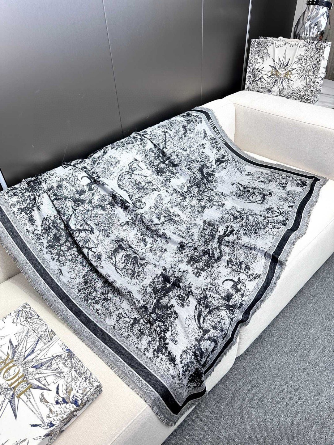 ▪️气质出众的不得了！Dior的稀有限量设计】这款属于我声嘶力竭推荐新朋友老朋友都要收，高级的特殊面料质