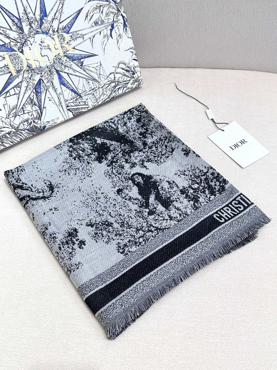 ▪️气质出众的不得了！Dior的稀有限量设计】这款属于我声嘶力竭推荐新朋友老朋友都要收，高级的特殊面料质