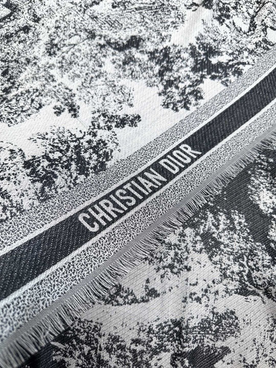 ▪️气质出众的不得了！Dior的稀有限量设计】这款属于我声嘶力竭推荐新朋友老朋友都要收，高级的特殊面料质