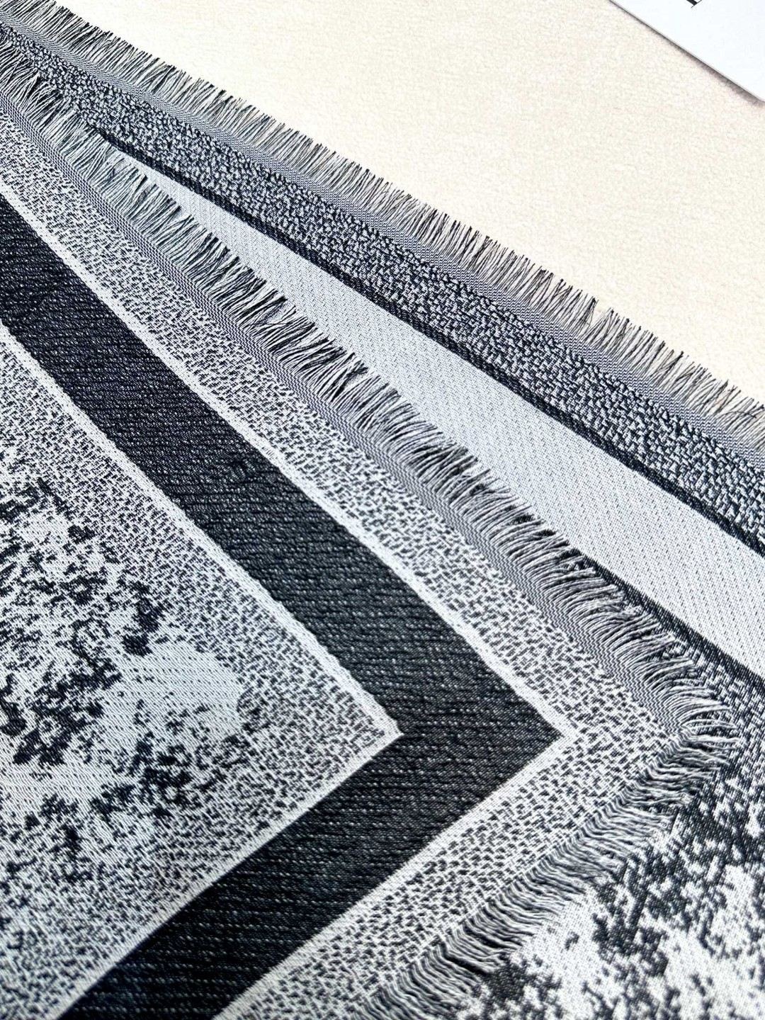 ▪️气质出众的不得了！Dior的稀有限量设计】这款属于我声嘶力竭推荐新朋友老朋友都要收，高级的特殊面料质