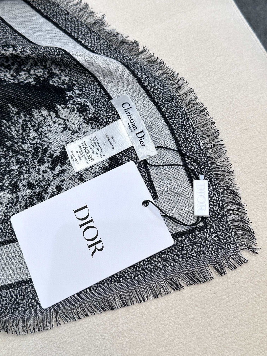 ▪️气质出众的不得了！Dior的稀有限量设计】这款属于我声嘶力竭推荐新朋友老朋友都要收，高级的特殊面料质
