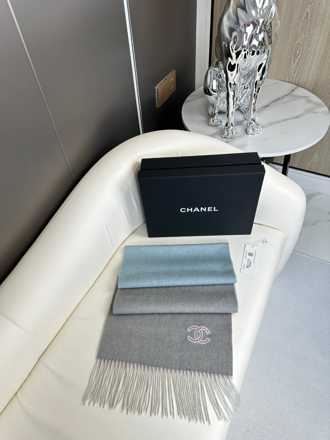 香奈儿2023渐变色👍巴黎时装展商务男士女士通用双面羊绒披肩🔥代工厂臻选上乘的超细羊绒纤维 进行纯手工精