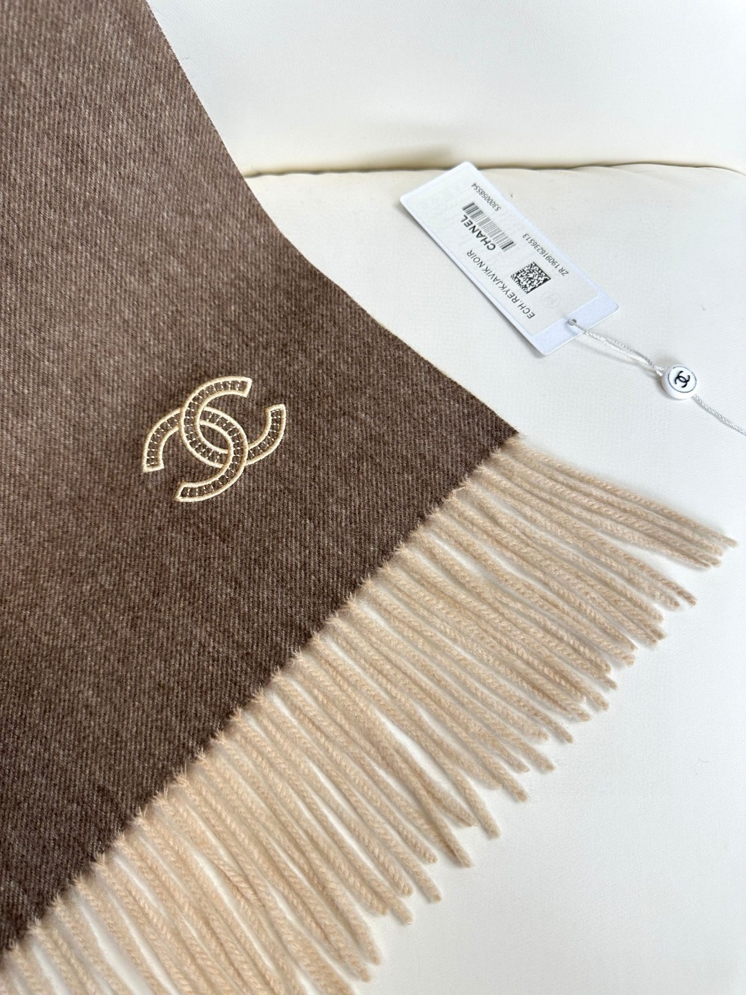 香奈儿2023渐变色👍巴黎时装展商务男士女士通用双面羊绒披肩🔥代工厂臻选上乘的超细羊绒纤维 进行纯手工精