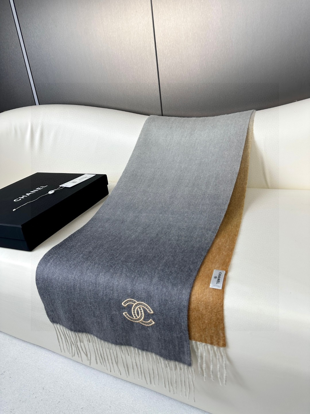 香奈儿2023渐变色👍巴黎时装展商务男士女士通用双面羊绒披肩🔥代工厂臻选上乘的超细羊绒纤维 进行纯手工精