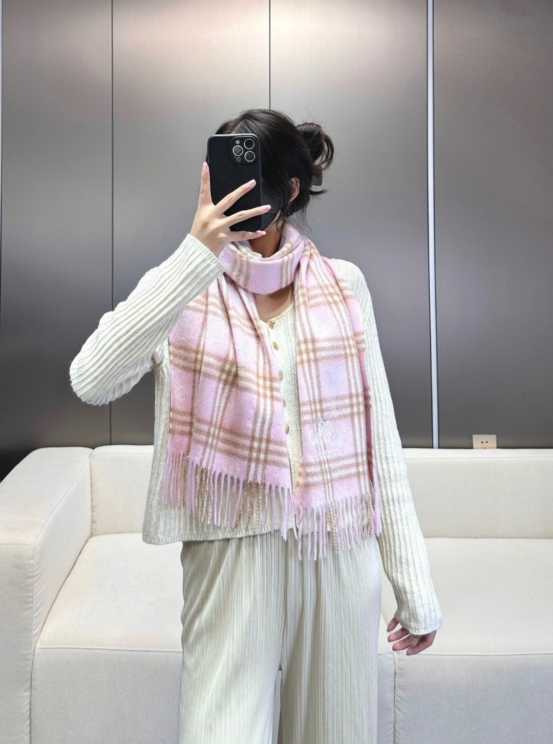 2025年重磅推荐🎊巴宝莉官网最新款【格纹战马】💥 100%顶级山羊绒材质。非常保暖👑 柔软亲肤，不扎脖