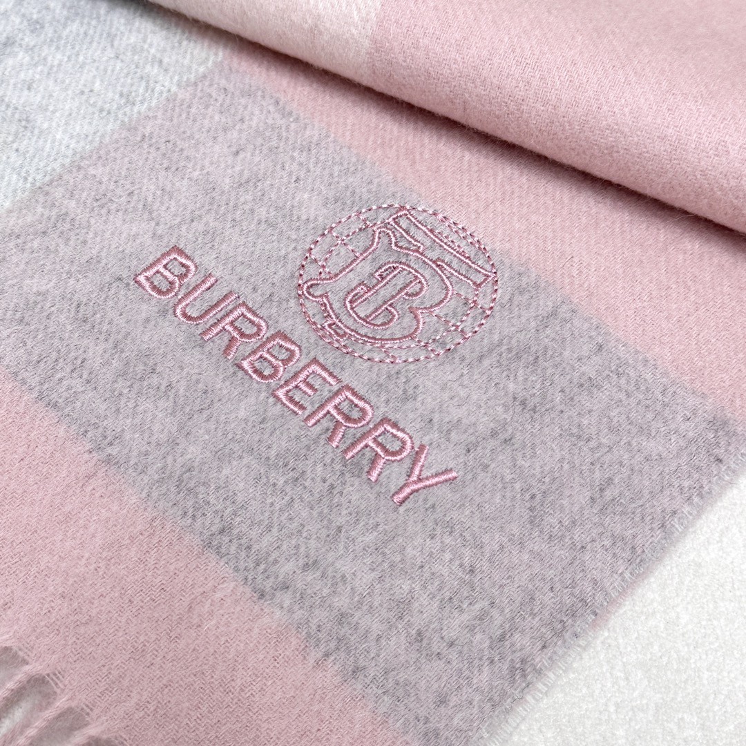 新款到！2024年巴宝利难得的高端男女同款款，非常正的围巾~面料大爱，非常柔软细腻舒服‼大气简约，超级好