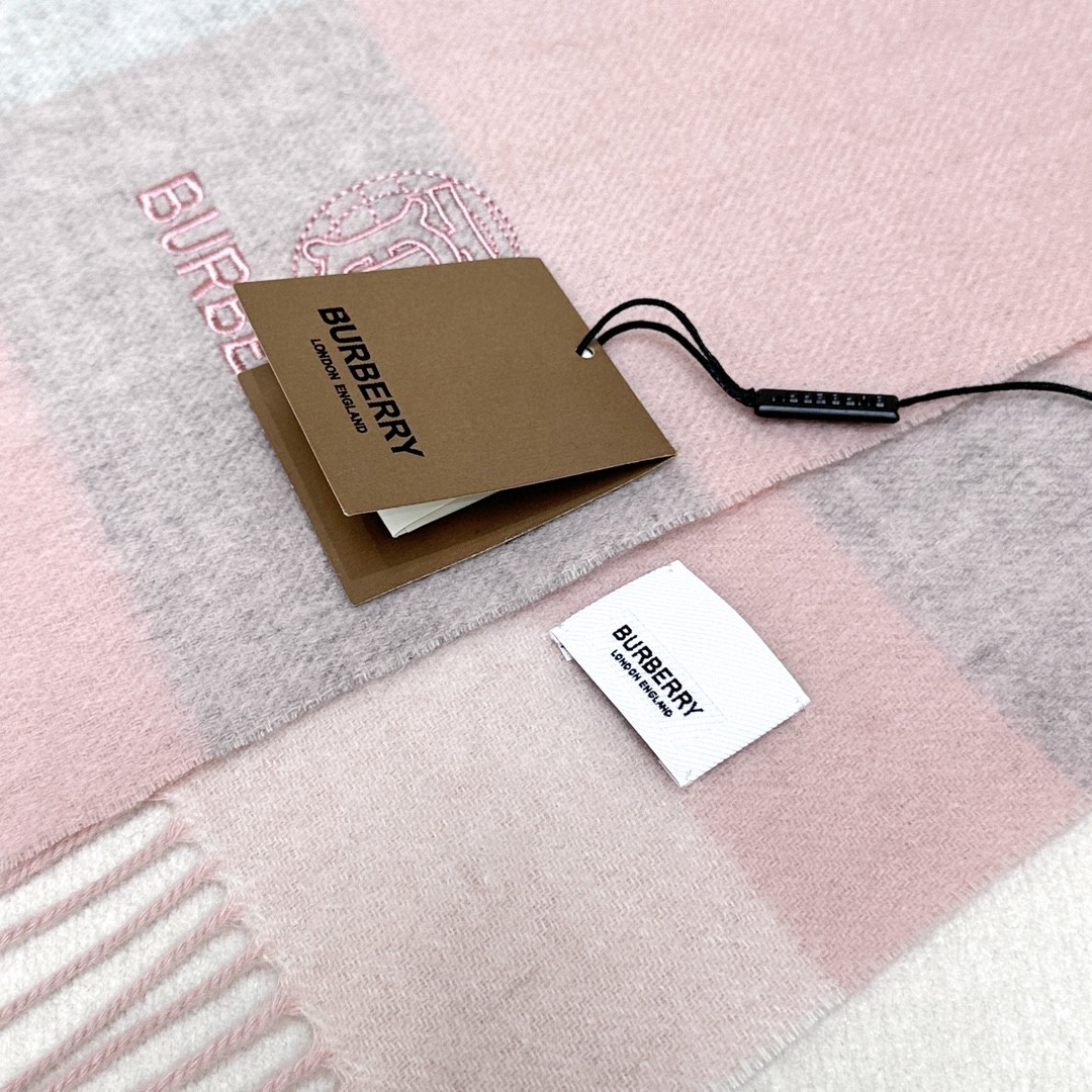 新款到！2024年巴宝利难得的高端男女同款款，非常正的围巾~面料大爱，非常柔软细腻舒服‼大气简约，超级好