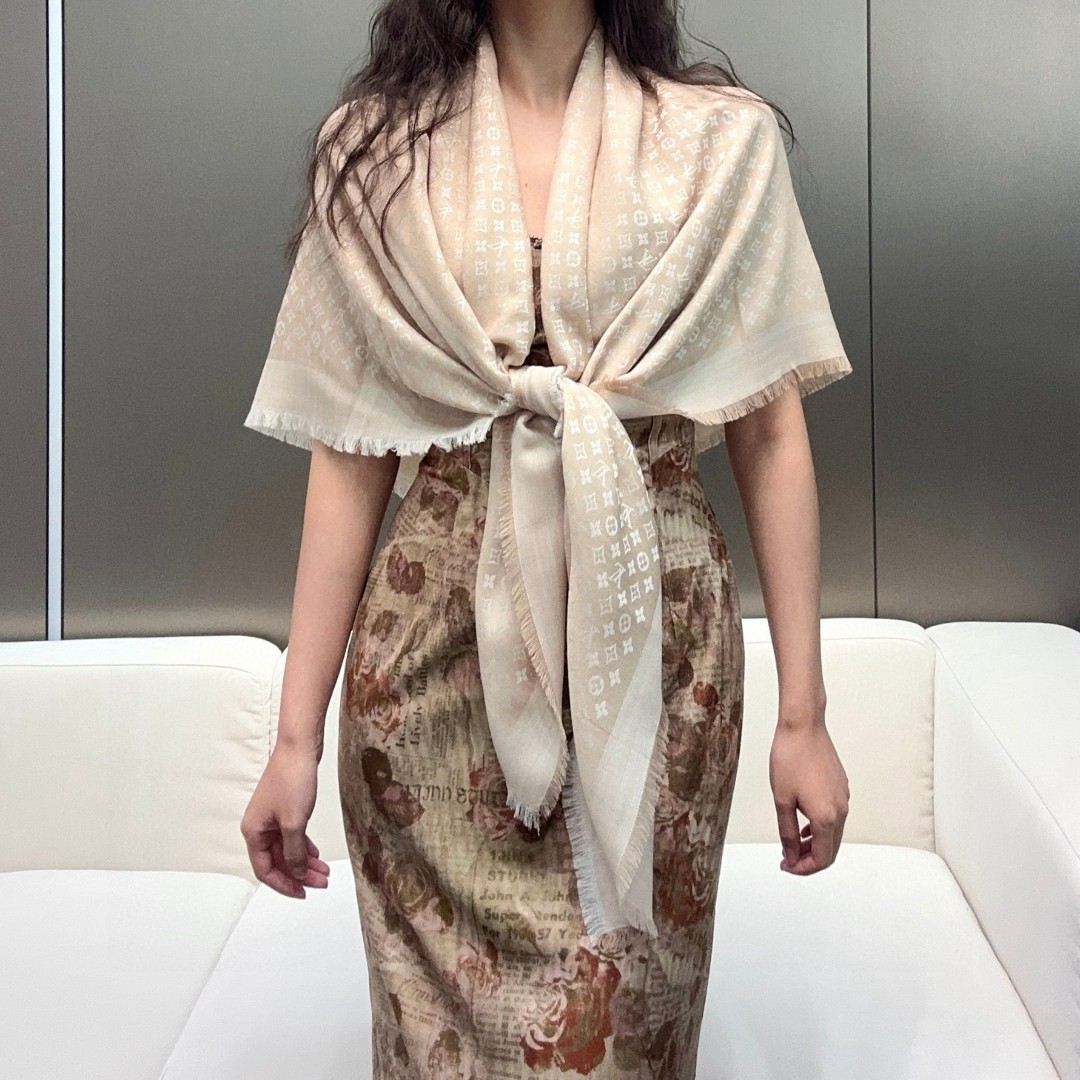 LV新鲜出炉的超赞小披肩~！】披肩尺寸是少有的120cm*120cm，小字母老花的设计，真的超级心水，尺