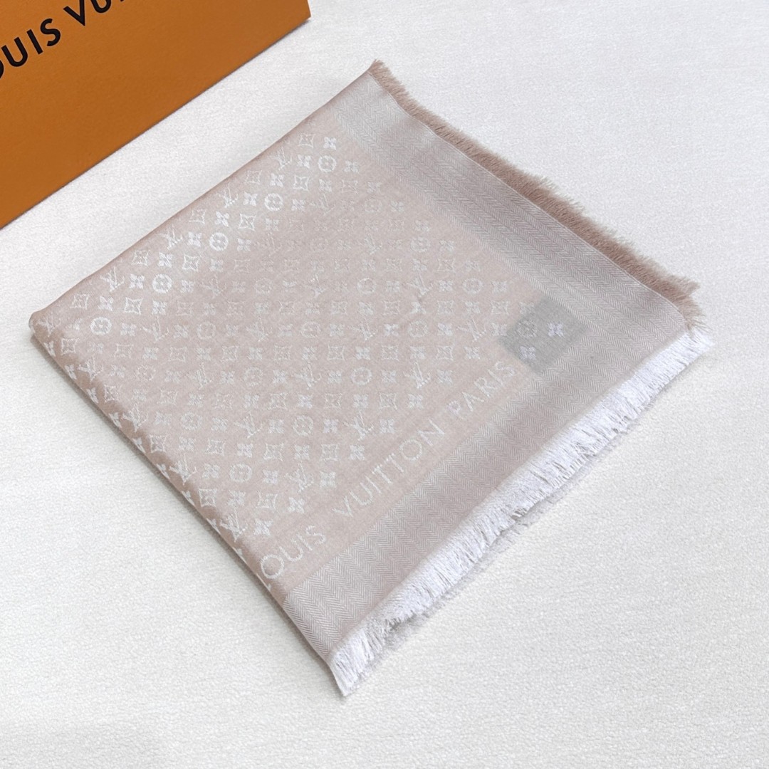 LV新鲜出炉的超赞小披肩~！】披肩尺寸是少有的120cm*120cm，小字母老花的设计，真的超级心水，尺