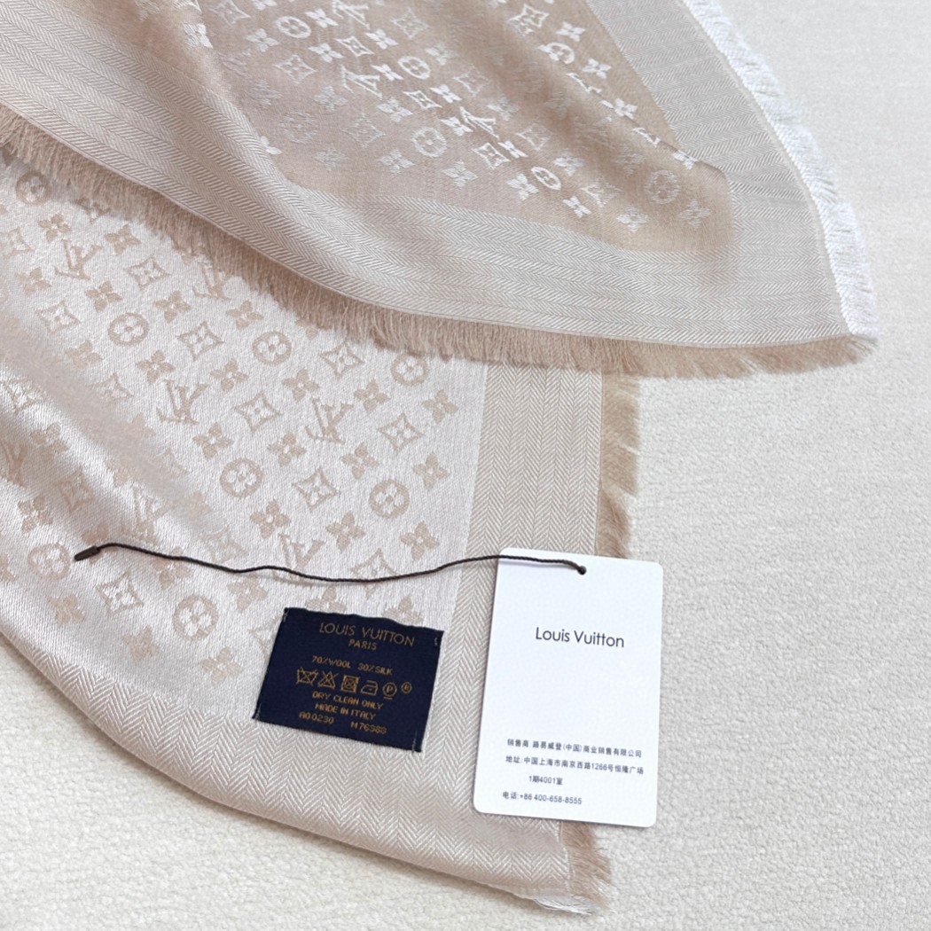 LV新鲜出炉的超赞小披肩~！】披肩尺寸是少有的120cm*120cm，小字母老花的设计，真的超级心水，尺