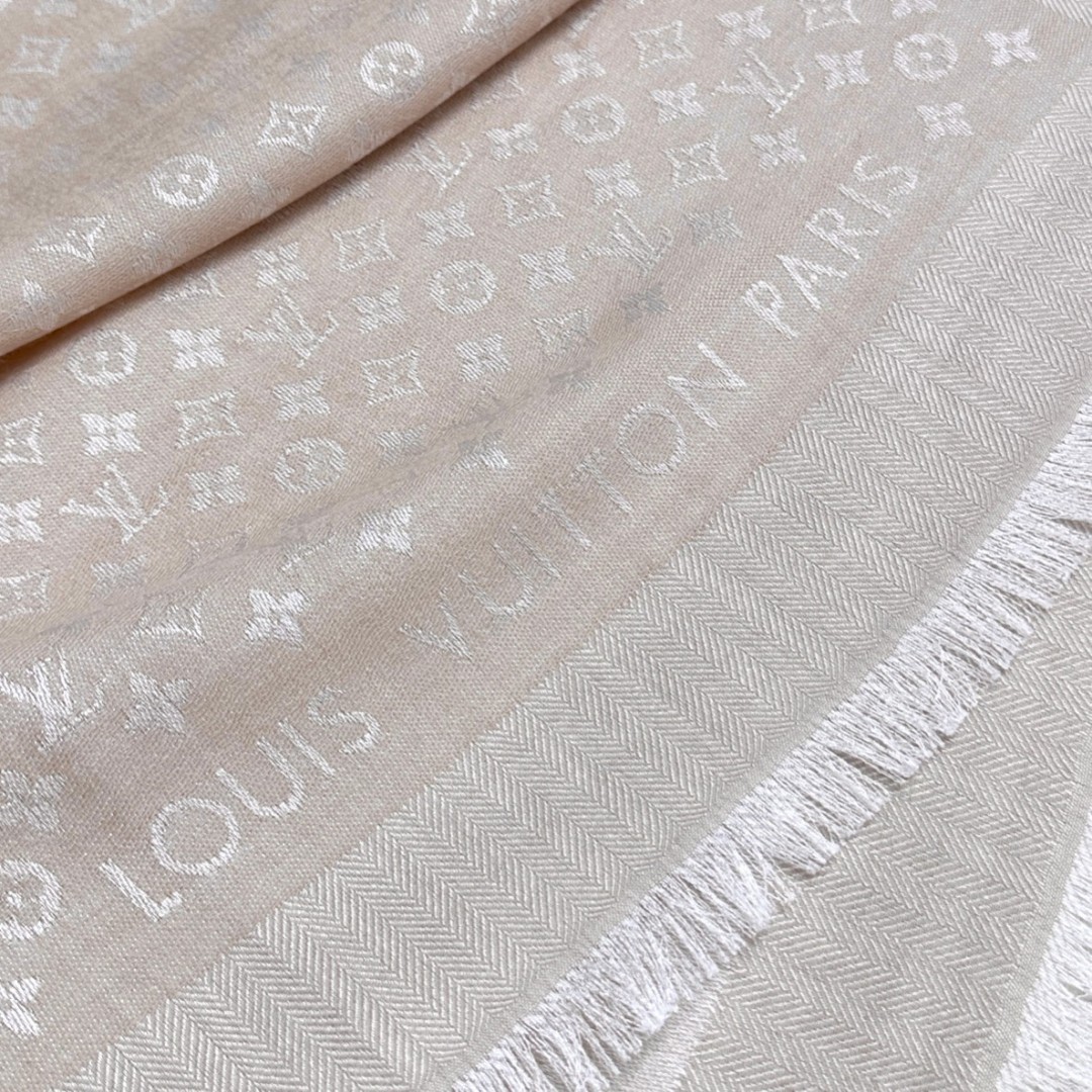 LV新鲜出炉的超赞小披肩~！】披肩尺寸是少有的120cm*120cm，小字母老花的设计，真的超级心水，尺