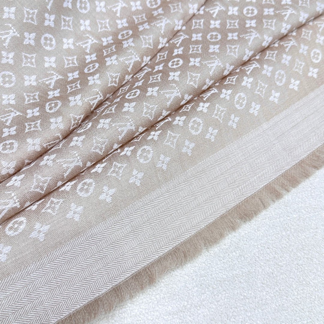 LV新鲜出炉的超赞小披肩~！】披肩尺寸是少有的120cm*120cm，小字母老花的设计，真的超级心水，尺