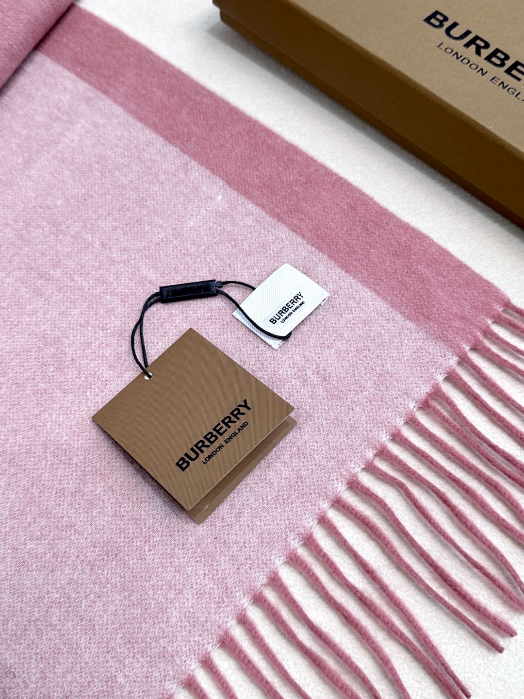 🔥 巴宝莉【刺绣战马】2024 最新款男女通用情侣款👫重磅推荐💥 经典的格子，永不过时🔥非常保暖柔软亲肤