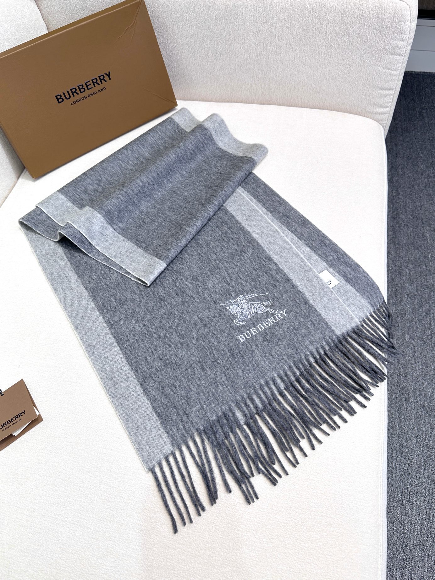 🔥 巴宝莉【刺绣战马】2024 最新款男女通用情侣款👫重磅推荐💥 经典的格子，永不过时🔥非常保暖柔软亲肤