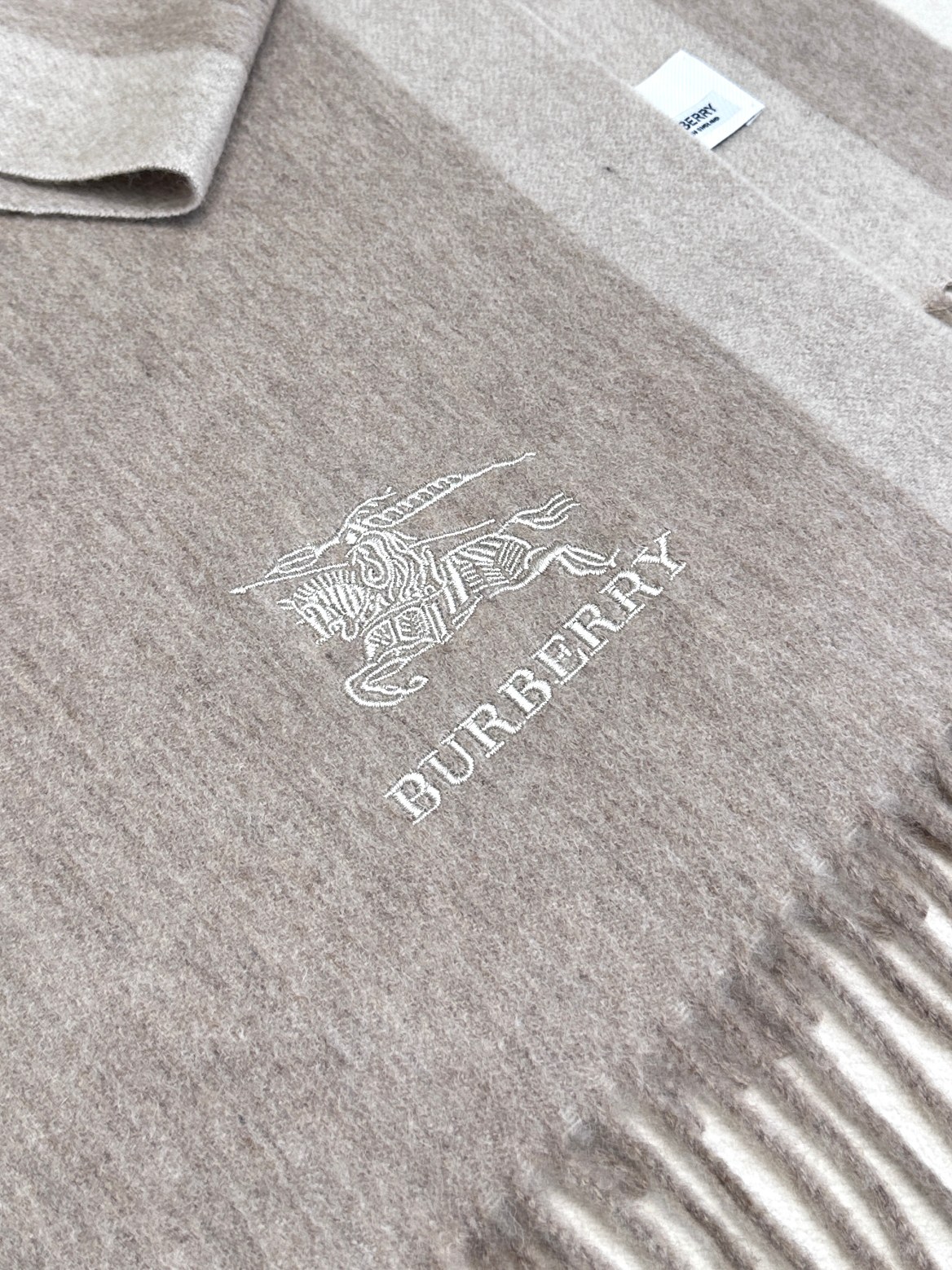 🔥 巴宝莉【刺绣战马】2024 最新款男女通用情侣款👫重磅推荐💥 经典的格子，永不过时🔥非常保暖柔软亲肤