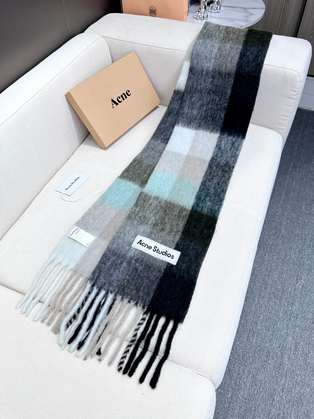 2024年爆款到货！✔️原厂原单，ACNE新款羊驼毛➕马海毛彩虹围巾，斯德哥尔摩的温暖色彩！第一眼便爱上
