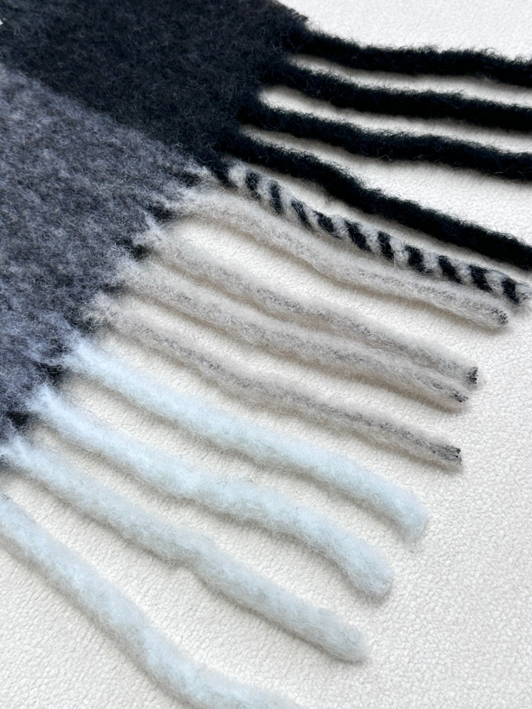 2024年爆款到货！✔️原厂原单，ACNE新款羊驼毛➕马海毛彩虹围巾，斯德哥尔摩的温暖色彩！第一眼便爱上